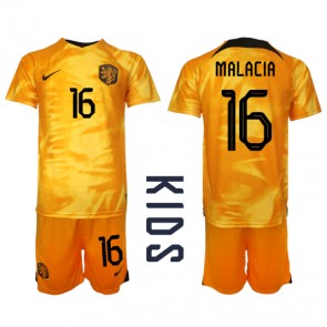 Nederländerna Tyrell Malacia #16 kläder Barn VM 2022 Hemmatröja Kortärmad (+ korta byxor)